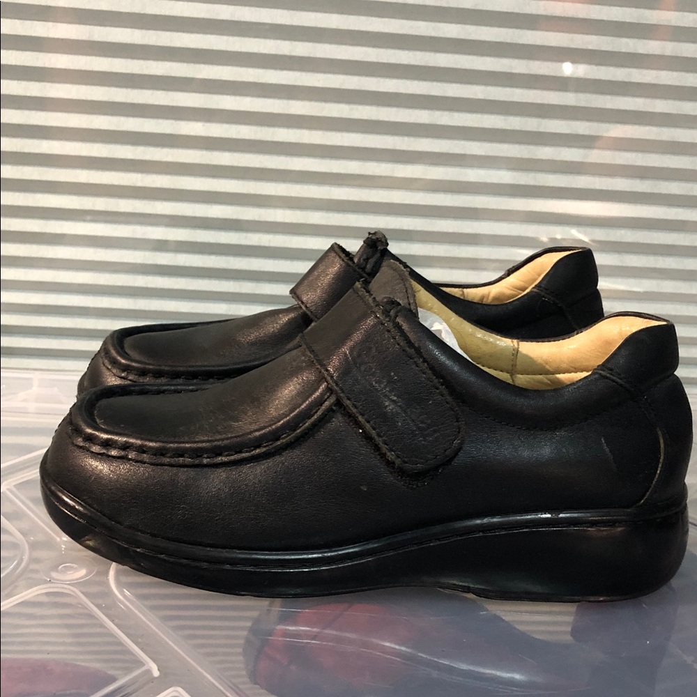 Good Arch Velgro Women’s Black Leather Slip On Shoes  Size 36/5.5US
